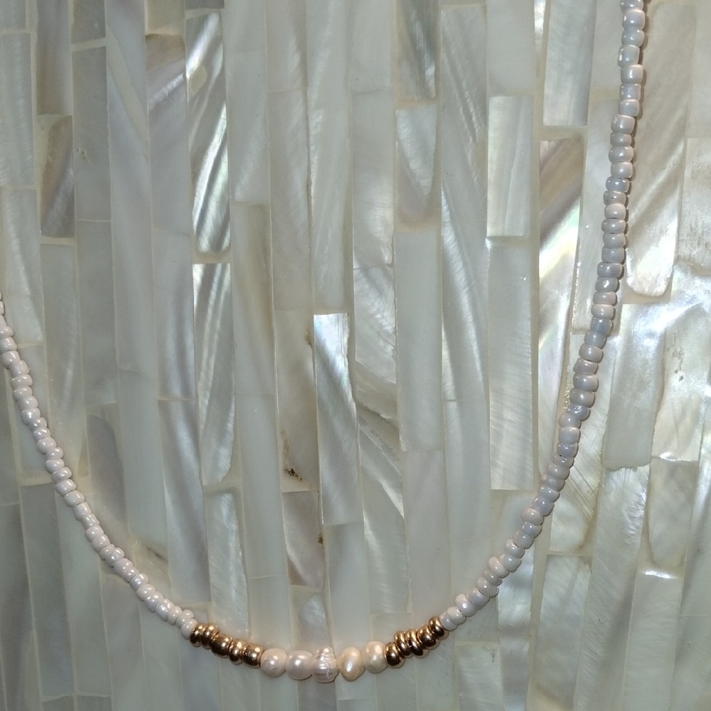 Elegant Pearl Necklace with Gold Accents - Picture 5 of 8